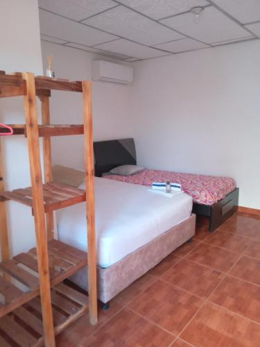 カルタヘナ・デ・インディアスにあるCARTAGENA HOSTALのベッドルーム1室(二段ベッド2台、はしご付)