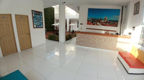 a lobby with a waiting room with a painting on the wall at Hotel Boutique High Park in Cartagena de Indias