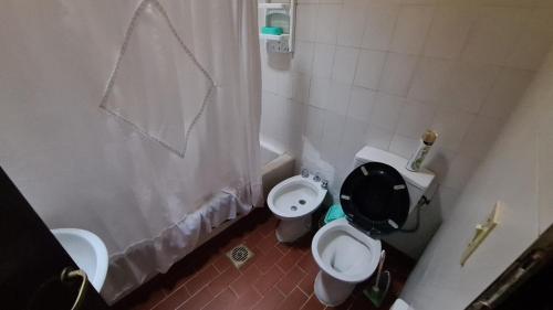 y baño con aseo y lavamanos. en Completa y Comoda Casa 4 Personas en Salta