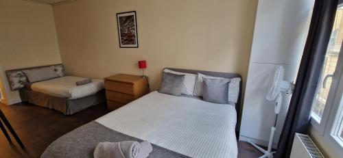 Affordable Rooms in shared flat, London Bridge في لندن: غرفة نوم صغيرة بها سرير وكرسي
