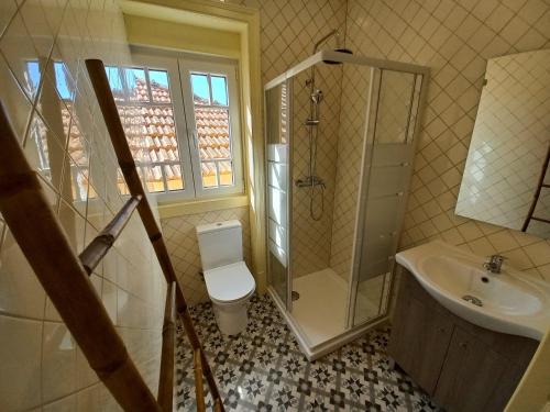 ein Bad mit einer Dusche, einem WC und einem Waschbecken in der Unterkunft CASA MARIANA 2 - Viver a Vila in Sintra