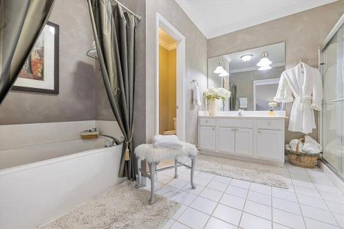 un baño con bañera y lavabo en Harbor Central Penthouse, en Destin