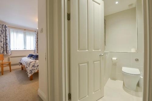 ビッグベリー・オン・シーにある5 Burgh Island Causewayの白いバスルーム(トイレ付)、ベッドルーム1室が備わります。