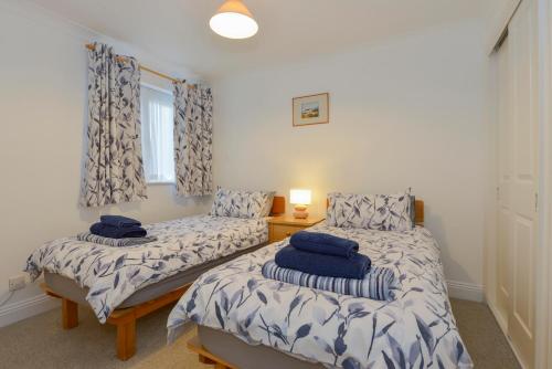 ビッグベリー・オン・シーにある5 Burgh Island Causewayのベッドルーム1室(ベッド2台、タオル付)