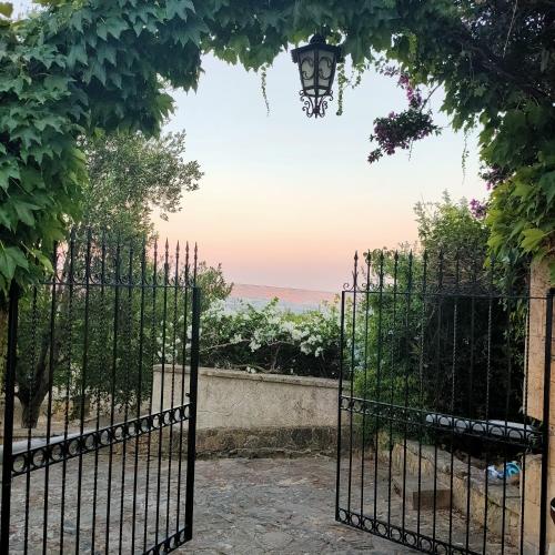 ein Tor mit Blick auf das dahinterliegende Meer in der Unterkunft Casa Corimè in Partanna
