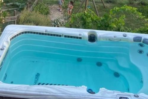 - une grande piscine bleue installée au-dessus d'une maison dans l'établissement Gîte au cœur des vignes, à Cazes-Mondenard