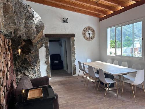 Et opholdsområde på Casa cueva las rosadas & piscina