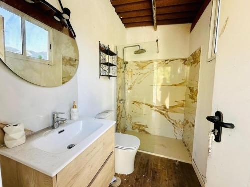 Et badeværelse på Casa cueva las rosadas & piscina