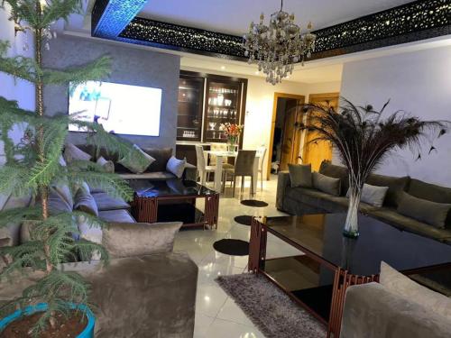 - un salon avec un canapé et une table dans l'établissement Ibtissam home, à Kenitra