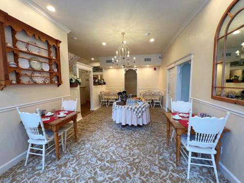 a dining room with tables and chairs and a kitchen at Best Western Grandma's Feather Bed in Mendenhaven