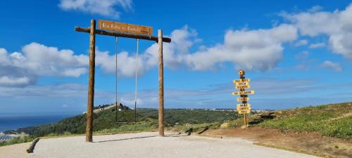 a street sign on the side of a dirt road at Casa do Mar in Sesimbra