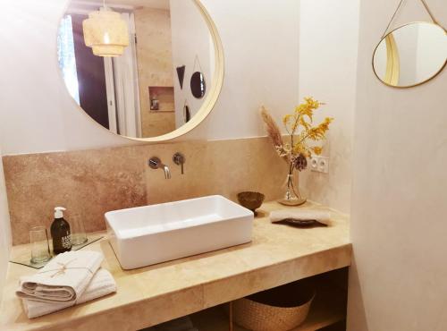 une salle de bain avec un lavabo blanc et un miroir dans l'établissement Le 42 escapade en Provence - Petit déjeuner en option, à Montfort-sur-Argens
