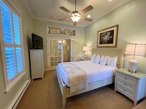 a bedroom with a bed and a ceiling fan at Best Western Grandma's Feather Bed in Mendenhaven