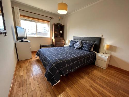 Ένα ή περισσότερα κρεβάτια σε δωμάτιο στο Vila do Conde Beach Apartment