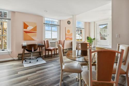 a dining room with a table and chairs at THE CARRICK in Bisbee