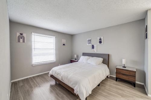 Habitación blanca con cama y ventana en Medical Hub Haven Find Your Retreat, Frederick en San Antonio