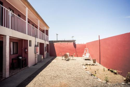 un patio de un edificio con mesas y sillas en Hostal el hermanito, en San Pedro de Atacama