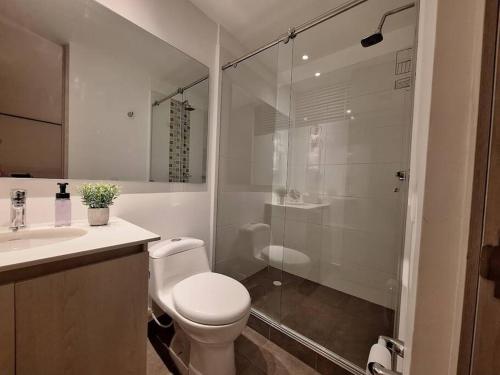 a bathroom with a shower and a toilet and a sink at Apartamento Manizales II in Manizales
