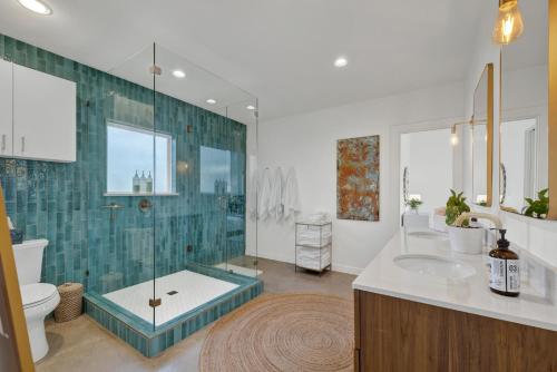 ein Bad mit einer Dusche, einem WC und einem Waschbecken in der Unterkunft Casa De La Klein Serene Stargazing Retreat in Stonewall