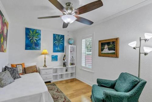 een woonkamer met een bank en een plafondventilator bij Emerald Coast Island Vibes! in Fort Walton Beach