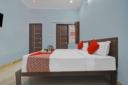 Flagship Hotel Ansh Plaza tesisinde bir odada yatak veya yataklar