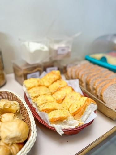 een tafel met manden brood en taarten bij Pousada Solar da Praia Maragogi in Maragogi