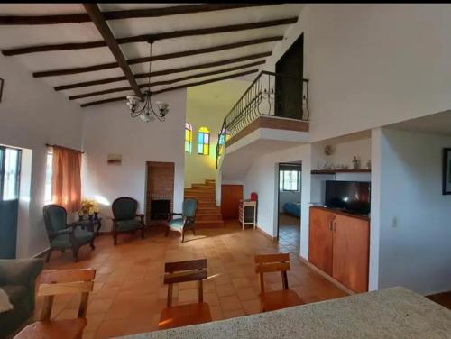 - un grand salon avec un canapé et des chaises dans l'établissement Casa de Campo EL LAGUITO - Mesa de los Santos, à Los Santos