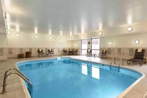 a large swimming pool in a hotel room at Hampton Inn Youngstown/Boardman in Poland