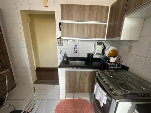 uma pequena cozinha com um fogão e um lavatório em Apartamento Completo Próx Hangar em Belém