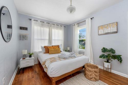 ein weißes Schlafzimmer mit einem großen Bett und einem Fenster in der Unterkunft Tiny Home - 3 MI to Downtown & Winter Park in Orlando
