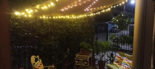 une série de lumières suspendues au-dessus d'une clôture dans l'établissement La Ruta del Jazz, à Santa Cruz