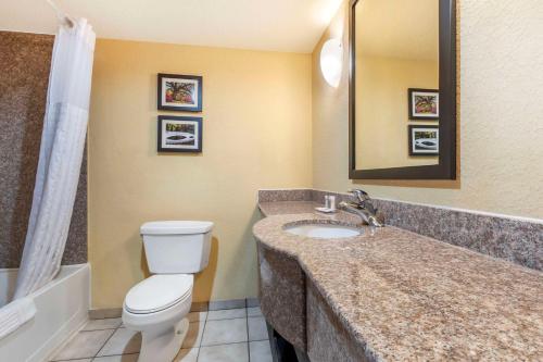 Bilik mandi di Comfort Inn & Suites Charleston Airport Convention Center