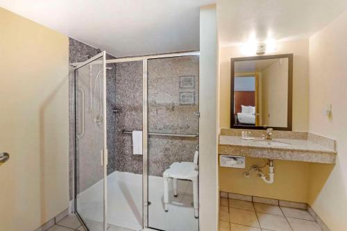 Bilik mandi di Comfort Inn & Suites Charleston Airport Convention Center