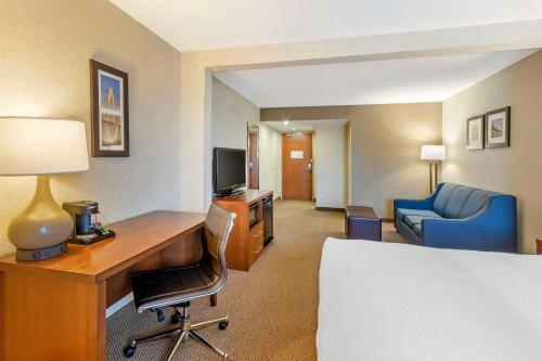 Televisyen dan/atau pusat hiburan di Comfort Inn & Suites Charleston Airport Convention Center
