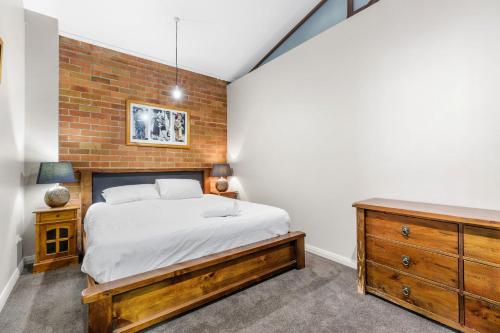 Ліжко або ліжка в номері Platinum Precinct - The Apartment