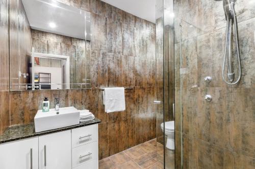 Ванна кімната в Platinum Precinct - The Apartment