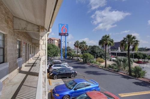 a group of cars parked in a parking lot next to a building at Motel 6-San Antonio, TX - Northwest Medical Center in San Antonio