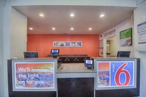 a waiting room with acisionermott leave at Motel 6-San Antonio, TX - Northwest Medical Center in San Antonio