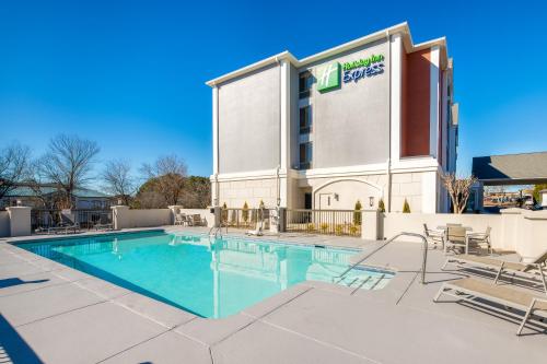 a pool in front of a hotel at Holiday Inn Express Atlanta West - Theme Park Area by IHG in Lithia Springs