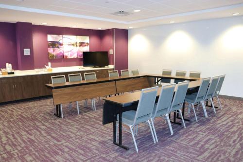 une salle de conférence avec une grande table et des chaises dans l'établissement Hampton Inn Mcminnville, Tn, à McMinnville