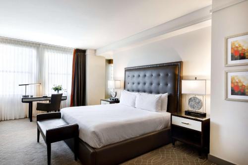 Voodi või voodid majutusasutuse Colcord Hotel Oklahoma City, Curio Collection by Hilton toas
