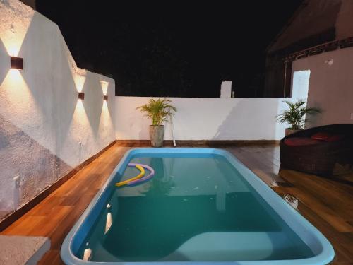 a swimming pool in the middle of a house at Casa piscina 8 pessoas in Saquarema