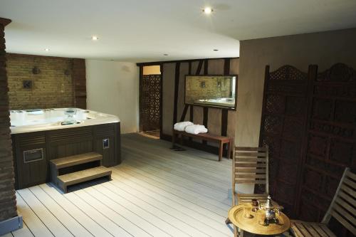 uma casa de banho com uma banheira, um lavatório e um WC. em La Halte du Temps em Montesquieu-Volvestre