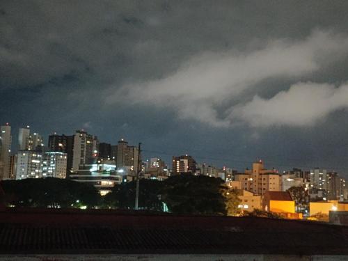 un perfil urbano por la noche con un cielo nublado en Axel costa en Curitiba