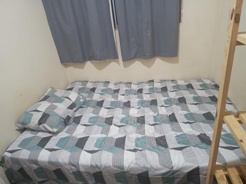1 cama en un dormitorio con cortina azul en Axel costa en Curitiba