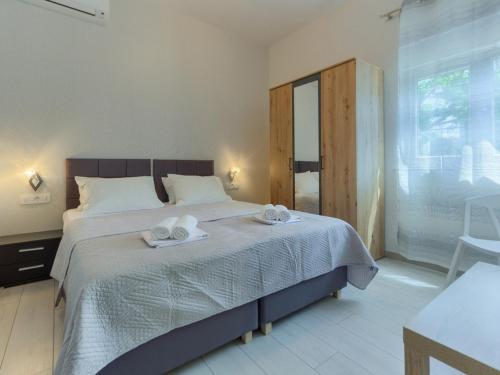 ein Schlafzimmer mit einem großen Bett mit Handtüchern darauf in der Unterkunft Apartments with a parking space Kastel Stari, Kastela - 22588 in Kaštela