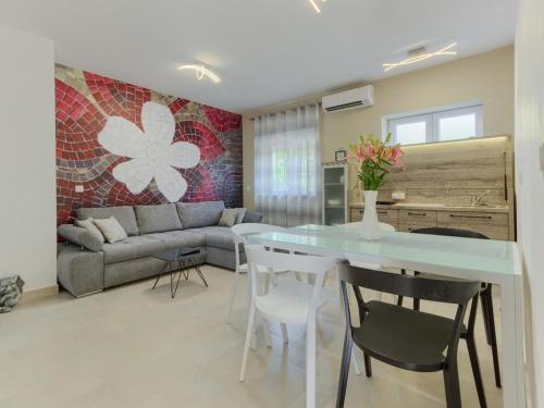 Il comprend une cuisine et un salon avec une table et des chaises. dans l'établissement Apartments with a parking space Kastel Stari, Kastela - 22588, à Kaštela