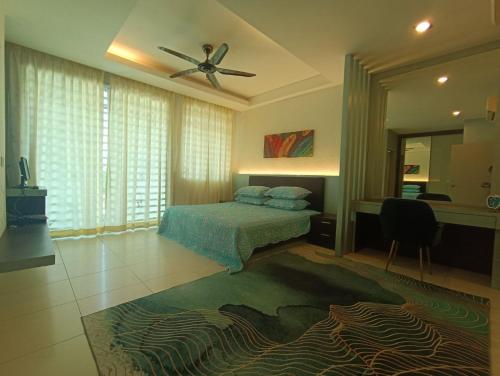 1 dormitorio con 1 cama y ventilador de techo en AYRA HOMESTAY, en Kuala Kangsar