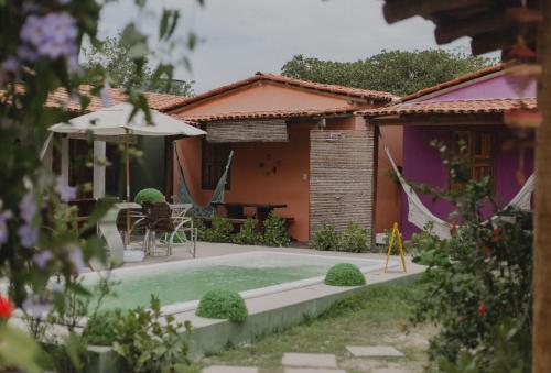 una casa con piscina en el patio en Casa 02 na villa uryah en Caraíva