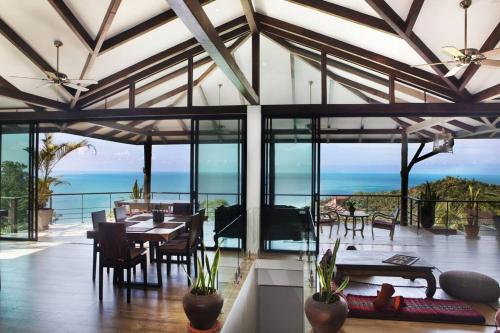 comedor con vistas al océano en Stunning seaview, Gorgeous Villa of architect 4br, en Ko Pha Ngan